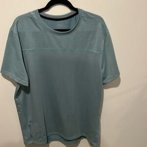 Men’s Luxe t-shirt, stretch fabric, media pocket with zip closure